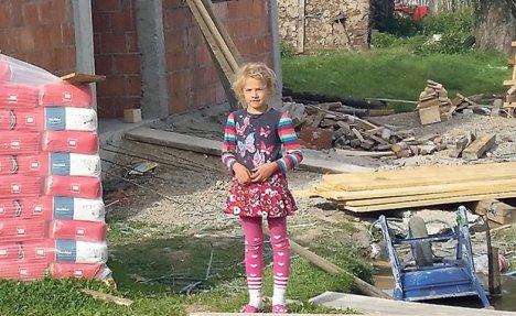 USPELA AKCIJA KURIRA Devojčica sa zgarišta u Sjenici dosanjala NOVU KUĆU! Zimu će dočekati u toplom!
