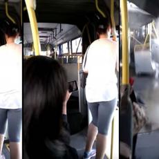 UŽAS I PANIKA! Vozili su se zglobnim autobusom kad se odjednom POCEPAO NA POLA (VIDEO)