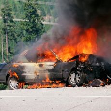 UŽAS KOD SENTE: Sleteo sa puta, automobil se prevrnuo, a onda je buknuo plamen (FOTO)