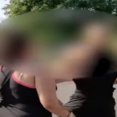 UŽAS! Stravična tuča dvojice muškaraca na sred ulice: Nesrećna žena pokušala da ih razdvoji (VIDEO)