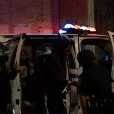UŽAS U BRUKLINU: Albanski imigrant (20) ubo policajca NOŽEM U VRAT, nemiri se ne stišavaju!