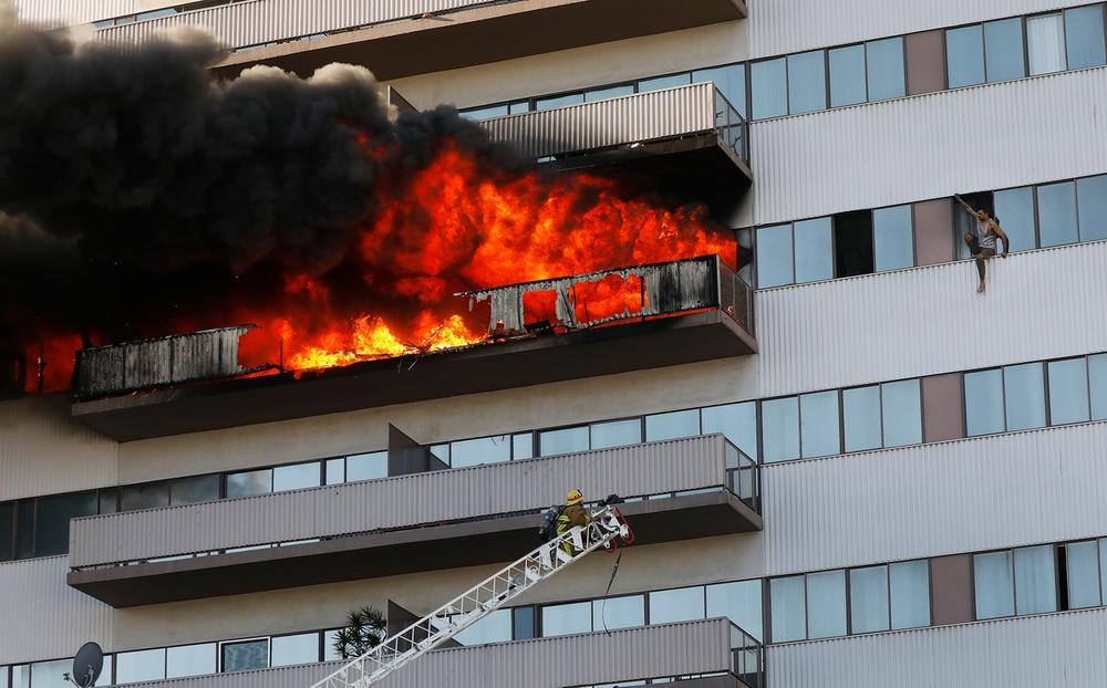 UŽAS U LOS ANĐELESU: Zapalio se stan na 6. spratu! Vatra je kuljana na sve strane, ljudi iskakali da se spasu! (VIDEO)