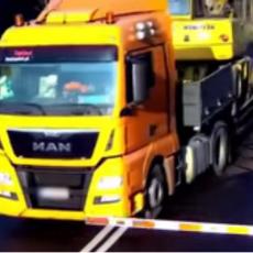 UŽASAN PRIZOR! Voz razneo kamion koji se nije zaustavio na pružnom prelazu (VIDEO)