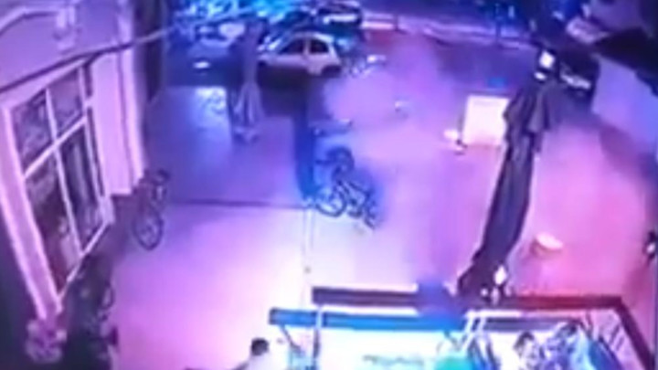 UŽASAN SNIMAK IZ BELE CRKVE OSVANUO NA INTERNETU: Automobilom se zaleteo u baštu kafića PUNU GOSTIJU! Usledila je nesvakidašnja DRAMA (VIDEO)
