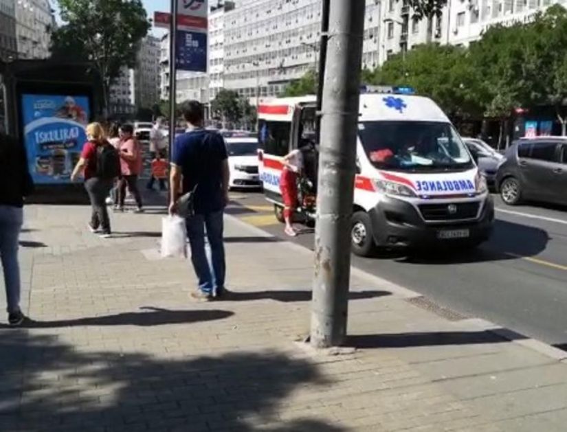 UŽASNA SCENA NA TERAZIJAMA: Čovek pao u nesvest u centru Beograda, Hitna pomoć odmah reagovala (KURIR TV)