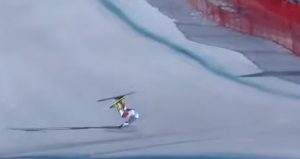 UŽASNE SCENE U KICBILU! Skijaš pao na glavu i ostao nepomično da leži na stazi! (VIDEO)