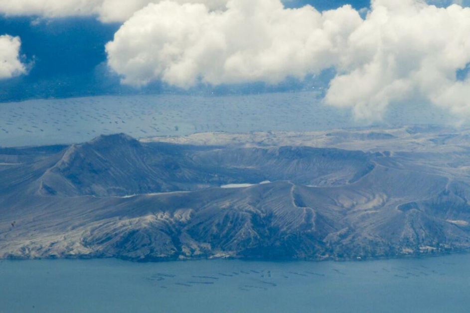 UZBUNA NA FILIPINIMA Iz vulkana Tal izletela para, strahuje se da će da eruptira VIDEO