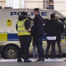 UZBUNA U CENTRU LONDONA! Policija HITNO dojurila s mašinkama ispred Bakingamske palate! (FOTO)