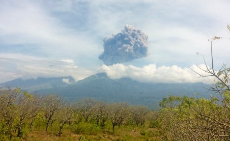 UZBUNA U INDONEZIJI: Evakuacija turista zbog erupcije vulkana