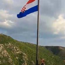 UZBUNA U KNINU! Trojica muškaraca sa podignuta tri prsta skinuli hrvatsku zastavu na brdu Gradina, smesta pohapšeni  (VIDEO)