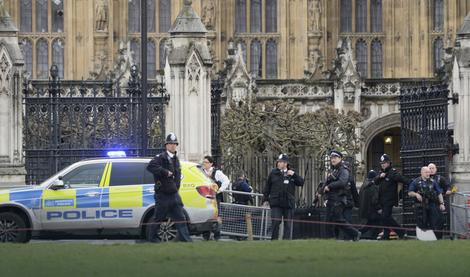 UZBUNA U LONDONU Pucnjava ispred parlamenta, dvoje ljudi pogođeno! (VIDEO)