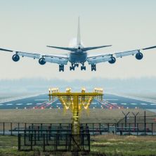 UZBUNA U LONDONU! Zatvoren aerodrom - SUMNJIVA letelica na britanskom nebu