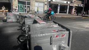 UŽIVO Blokade u brojnim gradovima Srbije: Sukobi građana i policije u Beogradu i Nišu, intervencija je bilo i u Novom Sadu, među privedenima i maloletnici (VIDEO, FOTO)