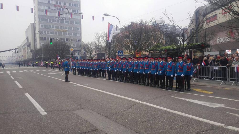 UŽIVO DAN REPUBLIKE SRPSKE! PONOSNA I VEČNA: Svečani defile sa 1.600 učesnika! Pogledajte kako ponosno MARŠIRAJU, a zapevaće HRISTE BOŽE u slavu kosovskih junaka! (FOTO, VIDEO)