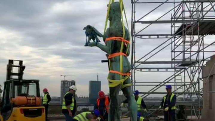 UŽIVO NA PINK.RS! POBEDNIK SKINUT SA POSTAMENTA: Za samo nekoliko minuta spušten na zemlju (FOTO+VIDEO)