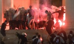 (UŽIVO) OPŠTI HAOS U BEOGRADU: Demonstranti pokušavaju da provale u Skupštinu Srbije, lete kamenice (VIDEO)