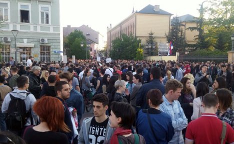 (UŽIVO) PROTESTI ŠIROM SRBIJE: Novosađani i Nišlije krenuli u protestnu šetnju
