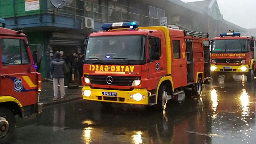 Požar na Novom Beogradu, goreo kineski tržni centar (FOTO)
