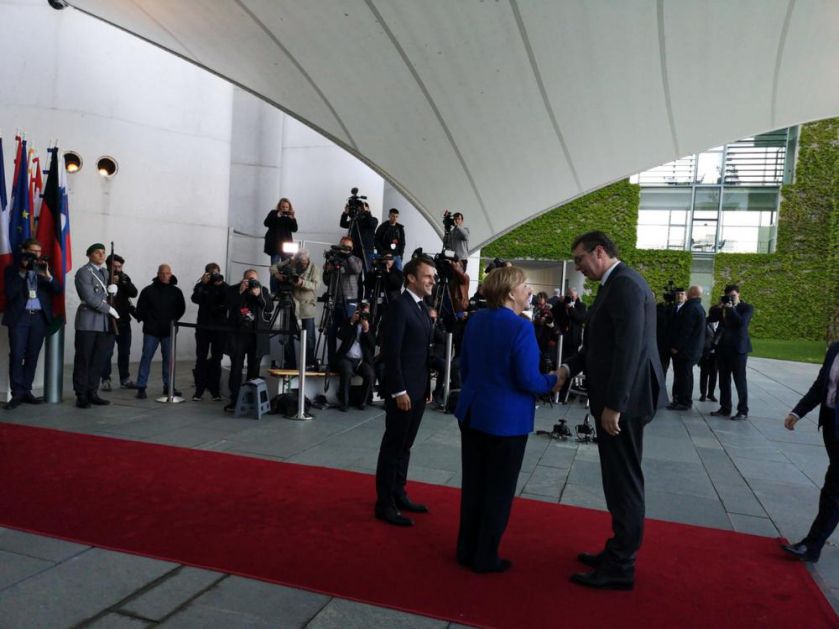 UŽIVO SAMIT U BERLINU!  Merkelova i Makron dočekali Aleksandra Vučića! Sastanak o Zapadnom Balkanu nastavljen radnom večerom! (FOTO, VIDEO)