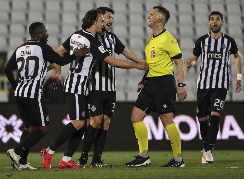 CRNO-BELI SE ISPROMAŠIVALI U ŠAPCU, ALI NA KRAJU IPAK SLAVILI: Partizan posle preokreta savladao veoma raspoloženu Mačvu! VIDEO