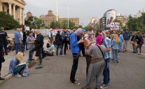 (UŽIVO, VIDEO) PROTESTI, 31. DAN: Večeras protestna šetnja do RIK i peglanje glasačkih listića