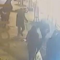 (UZNEMIRUJUĆI VIDEO) Jezivi snimci ubistva Nikole Zečevića u Kragujevcu - ubica overava žrtvu