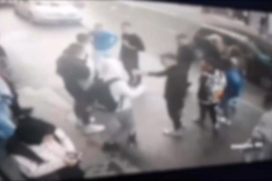 UZNEMIRUJUĆE – Brutalna tuča dječaka u centru Novog Pazara: Jezivi snimci nasilja pojavili se u javnosti
