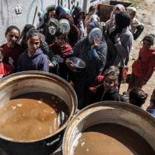 (UZNEMIRUJUĆE) IZRAEL IZGLADNJUJE PALESTINCE DO SMRTI: Od snimaka iz Gaze i kamen bi zaplakao, deca zbog gladi padaju po ulicama (VIDEO)