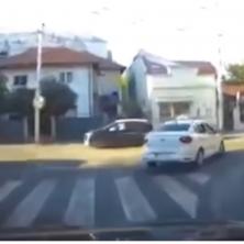 UZNEMIRUJUĆE Isplivao snimak kako vozač obara ženu na pešačkom u Beogradu (VIDEO)