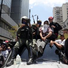 (UZNEMIRUJUĆE) KRV NA SVE STRANE U VENECUELI: Pogledajte ŽESTOKU RAZMENU VATRE na ulicama Karakasa!