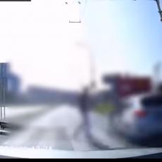 (UZNEMIRUJUĆE) Policija objavila jeziv snimak: Auto punom brzinom udario ženu na pešačkom prelazu (VIDEO)
