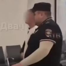 (UZNEMIRUJUĆE) Strašne scene na aerodormu: Muškarac prišao detetu (2) pa ga svom snagom BACIO NA POD, mališanu se bore za život