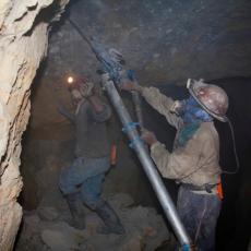 (UZNEMIRUJUĆI FOTO) Teroristički napad na konvoj rudara: NA DESETINE MRTVIH I POVREĐENIH! 