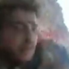 (UZNEMIRUJUĆI SNIMAK) DIREKTNO SA FRONTA: Sirijski plaćenik u vrtlogu rata moli Boga da mu pomogne (VIDEO)