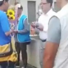 (UZNEMIRUJUĆI SNIMAK) Doneo mu cveće, pa ga UBO NOŽEM! Kamera snimila jezivi napad na političara! (VIDEO)