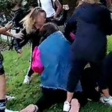 (UZNEMIRUJUĆI VIDEO) BRUTALAN NAPAD NA HENDIKEPIRANU DEVOJČICU: Vršnjakinje je oborile i nemilosrdno pretukle