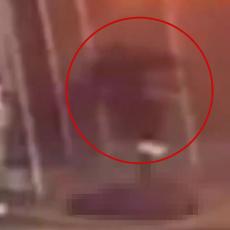 (UZNEMIRUJUĆI VIDEO) BRUTALNE SCENE U NJUJORKU: Napao čoveka s leđa, srušio ga na zemlju, pa krvnički šutirao u glavu 