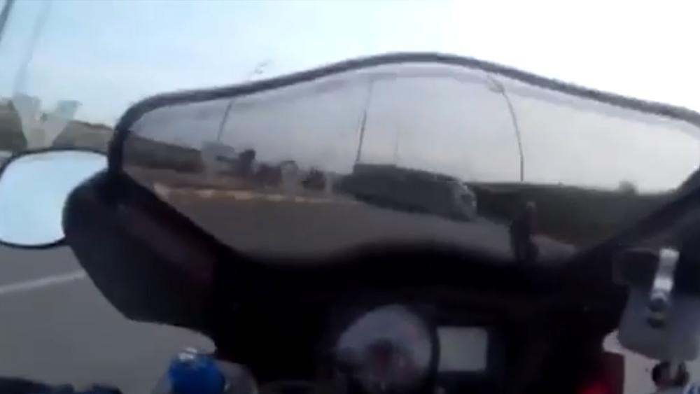 (UZNEMIRUJUĆI VIDEO) HOROR NA TRACI: Turski motociklista snimio svoju smrt!