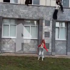 (UZNEMIRUJUĆI VIDEO) JEZIVI SNIMCI PUCNJAVE U RUSIJI: Studenti iskaču kroz prozore kampusa da bi spasili živu glavu 