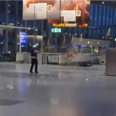 (UZNEMIRUJUĆI VIDEO) KRAJ DRAME U FRANKFURTU: Policija upucala naoružanog čoveka zbog pretnji bombom?!
