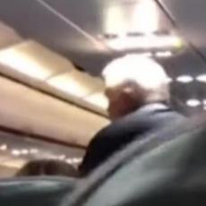 (UZNEMIRUJUĆI VIDEO) NAPAD U AVIONU: Čovek vređao i napao ženu, a onda su putnici udarili žestoko (VIDEO)
