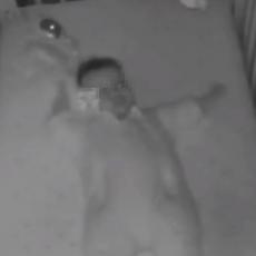 UZNEMIRUJUĆI VIDEO PRESTRAVIO RODITELJE! Ništa ne ostavljajte u bebinom krevecu - evo zašto! (VIDEO)