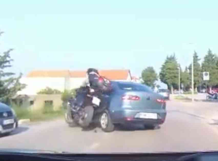 UZNEMIRUJUĆI VIDEO SAOBRAĆAJKE KOD ZADRA: Motociklista se zakucao dok je preticao!