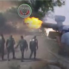 (UZNEMIRUJUĆI VIDEO) SIRIJSKI VOJNICI DIGNUTI U VAZDUH: Terorista ih gađao protiv-tenkovskom vođenom raketom!