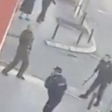 (UZNEMIRUJUĆI VIDEO) STRAVIČAN SNIMAK IZ KRAGUJEVCA: Prerezao sebi vrat pred policijom nasred ulice