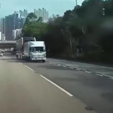 (UZNEMIRUJUĆI VIDEO) Sudar autobusa i kamiona, POGINULA OBA VOZAČA, 15 OSOBA POVREĐENO!