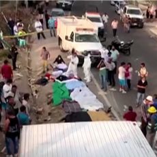 (UZNEMIRUJUĆI VIDEO) TEŠKA SAOBRAĆAJKA U MEKSIKU: Čak 200 migranata bilo u kamionu, a onda se prikolica otvorila