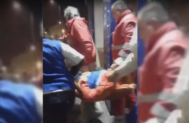 (UZNEMIRUJUCI VIDEO) UZAS U CENTRU BEOGRADA Izbodeni mladic uleteo u prodavnicu i srusio se