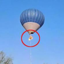 (UZNEMIRUJUĆI VIDEO) Zapalio se balon sa turistima: Ljudi ŽIVI GORE i skaču sa 100 metara visine - odjekuje jeziv vrisak