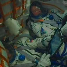 (UZNEMIRUJUĆI VIDEO) Zastrašujući snimak kosmonauta pre eksplozije Sojuza ledi krv u žilama! 